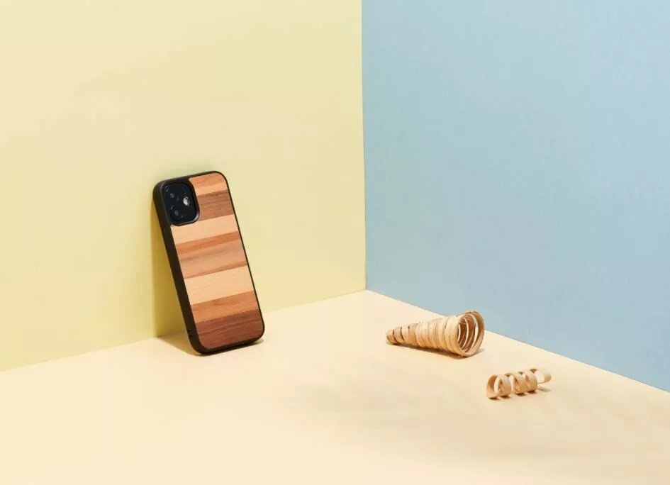 man and wood iPhone 12 mini case — black Photo 4