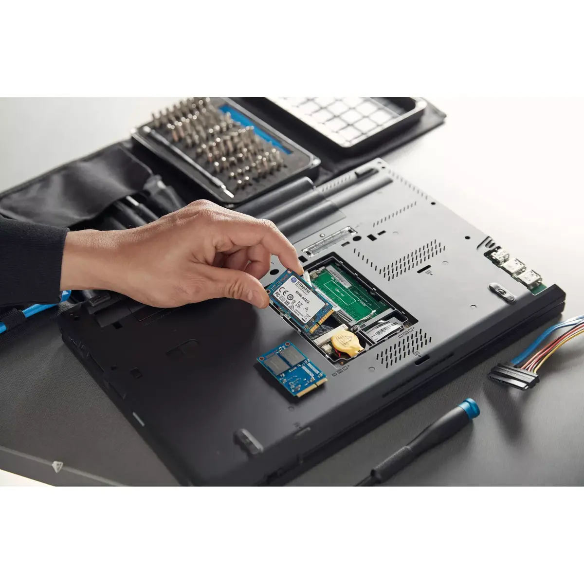 SSD диск Kingston Technology 1024G KC600 Photo 6