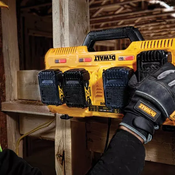 Akumulatoru lādētājs DeWALT DCB104-QW Photo 2