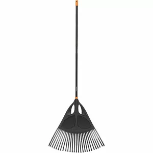 Rake Fiskars 135090 — lightweight leaf rake, ergonomic handle, durable tines