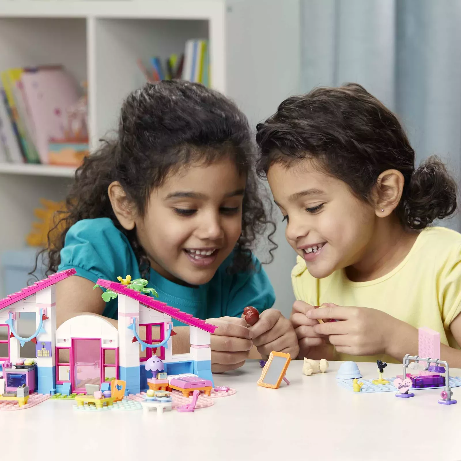 MEGA Barbie Building Toy Kit Malibu Dream House with 2 Micro-Dolls (303  Pieces) 