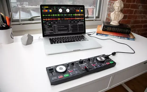 DJ контроллер Numark DJ2GO2 Touch Photo 4