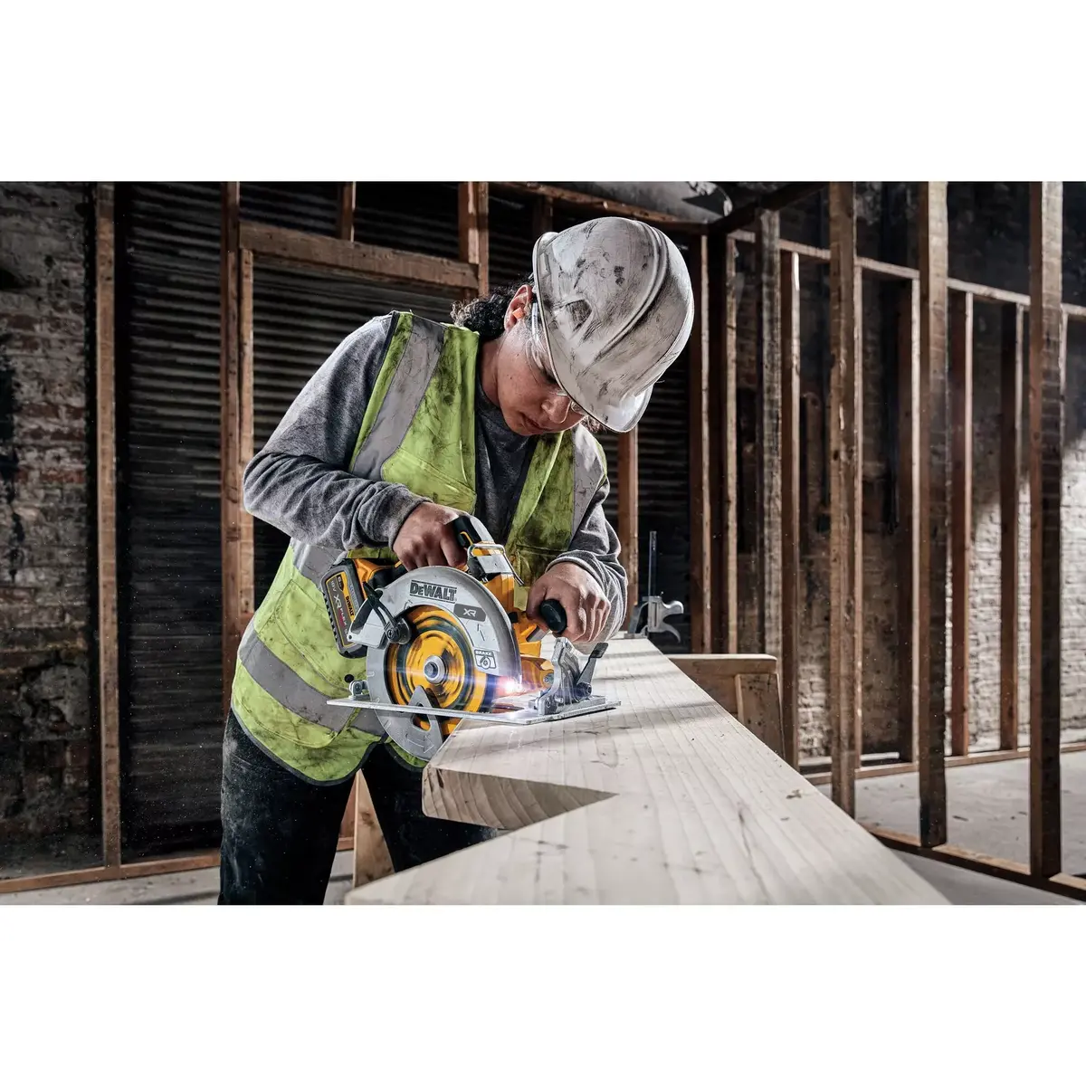 Портативная циркулярная пила DeWALT DCS573NT-XJ Photo 7