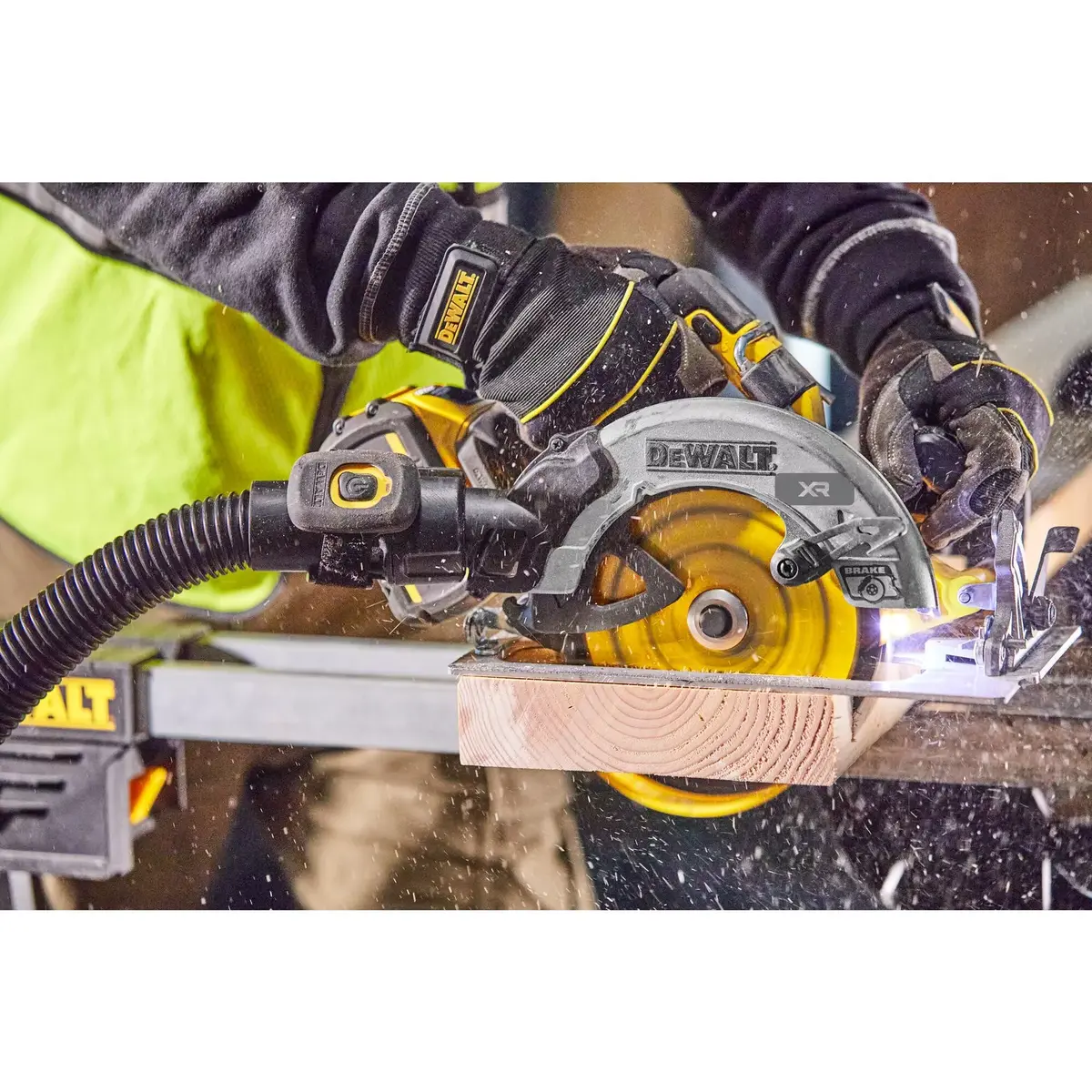 Портативная циркулярная пила DeWALT DCS573NT-XJ Photo 9
