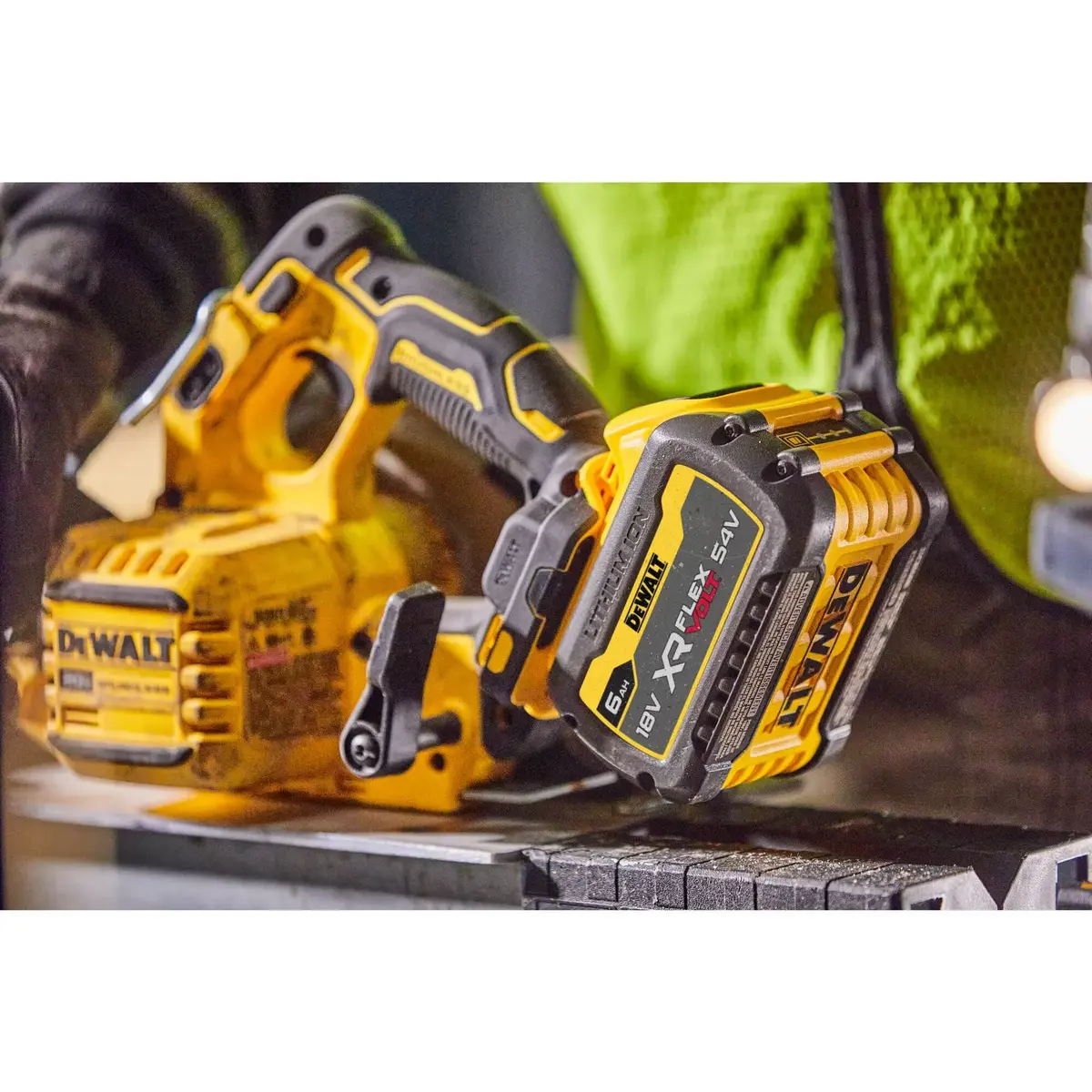 Портативная циркулярная пила DeWALT DCS573NT-XJ Photo 10