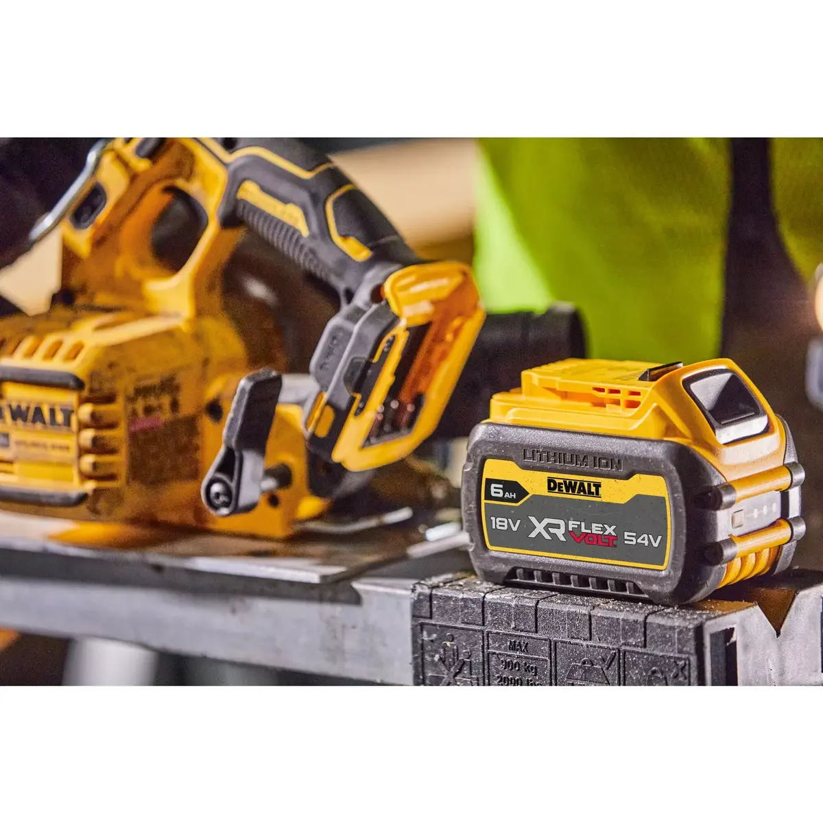 Портативная циркулярная пила DeWALT DCS573NT-XJ Photo 11