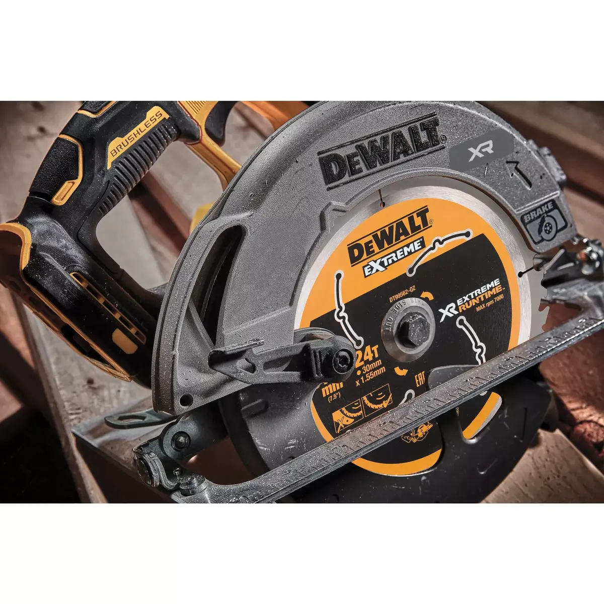 Портативная циркулярная пила DeWALT DCS573NT-XJ Photo 12