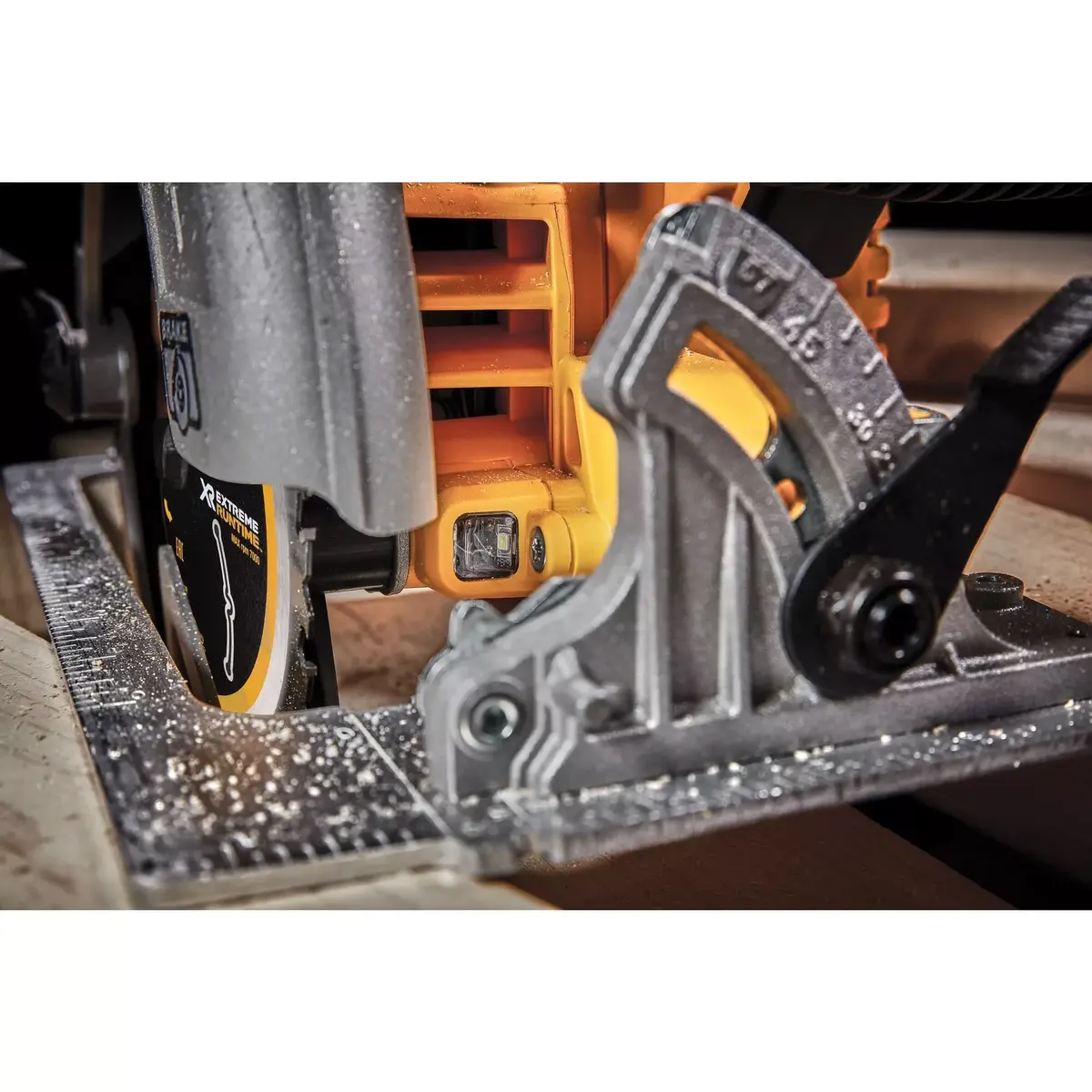 Портативная циркулярная пила DeWALT DCS573NT-XJ Photo 13