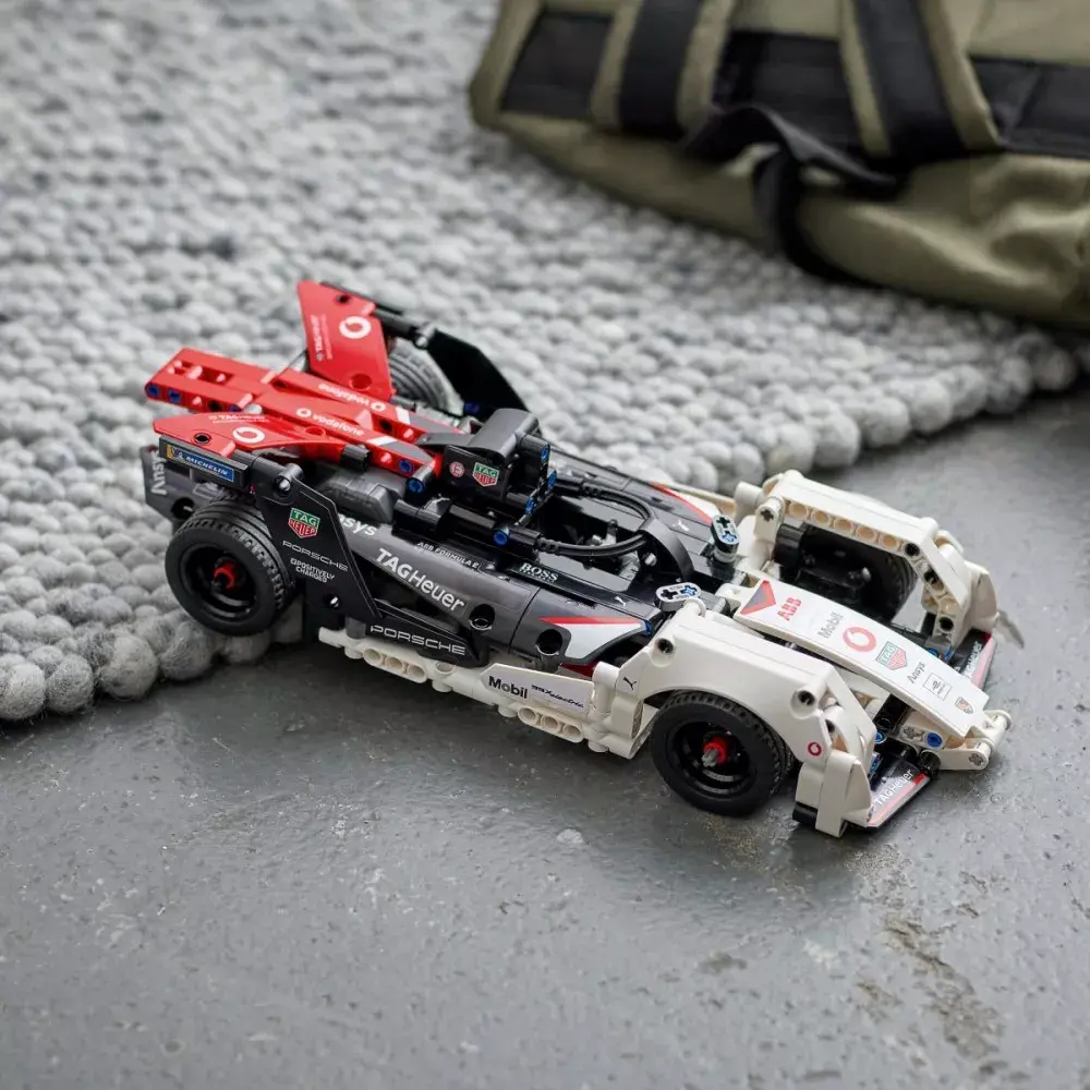 LEGO Formula E Porsche 99X Electric model 42137 Photo 17