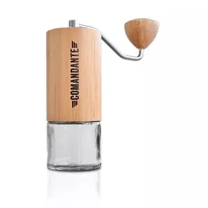 Asmens dzirnaviņas COMANDANTE C40 MK3 Wood — asmens dzirnaviņas, tērauda korpuss, 40 g tilpums, koka rokturis