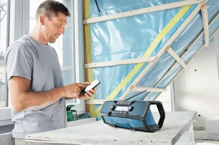 Bosch GPB 18V-2 C Professional portable radio Photo 2