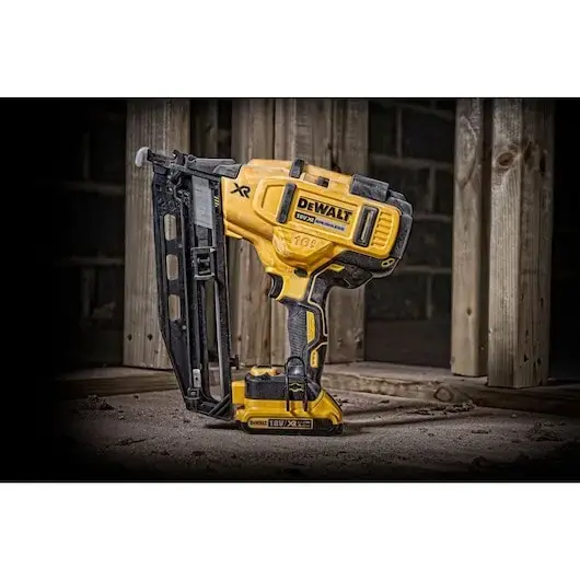 DeWalt DCN660D2-QW 18V cordless brushless nailer Photo 2