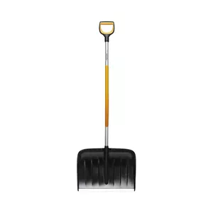 Sniega lāpsta Fiskars 1057186 ar metāla lāpstiņu 53,2 cm, melna roktura ar oranžiem akcentiem