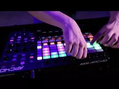 AKAI APC40 MKII DJ controller — 9 channels Photo 8