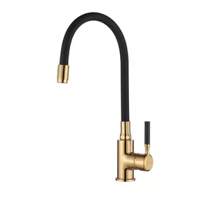 Invena Black/Rose Gold – высокий элегантный кухонный смеситель с гибким изливом, выполненный из латуни.