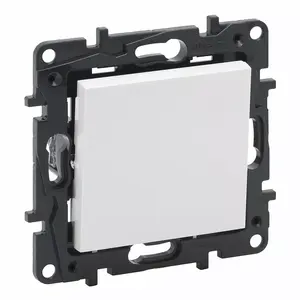 Одноклавишный выключатель Legrand Niloe Step, 10 AX, белый