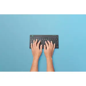 Ergonomic split typing -  2 parts for maximum freedom