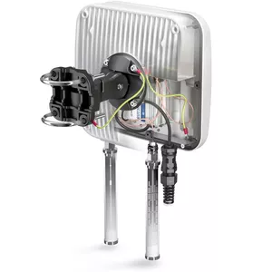 Virziena tīkla antena QuWireless QuMax A360M — PoE/LAN, 0.694–2.7 GHz frekvenču joslas, 4–6 dBi pastiprinājums, vertikālā polarizācija