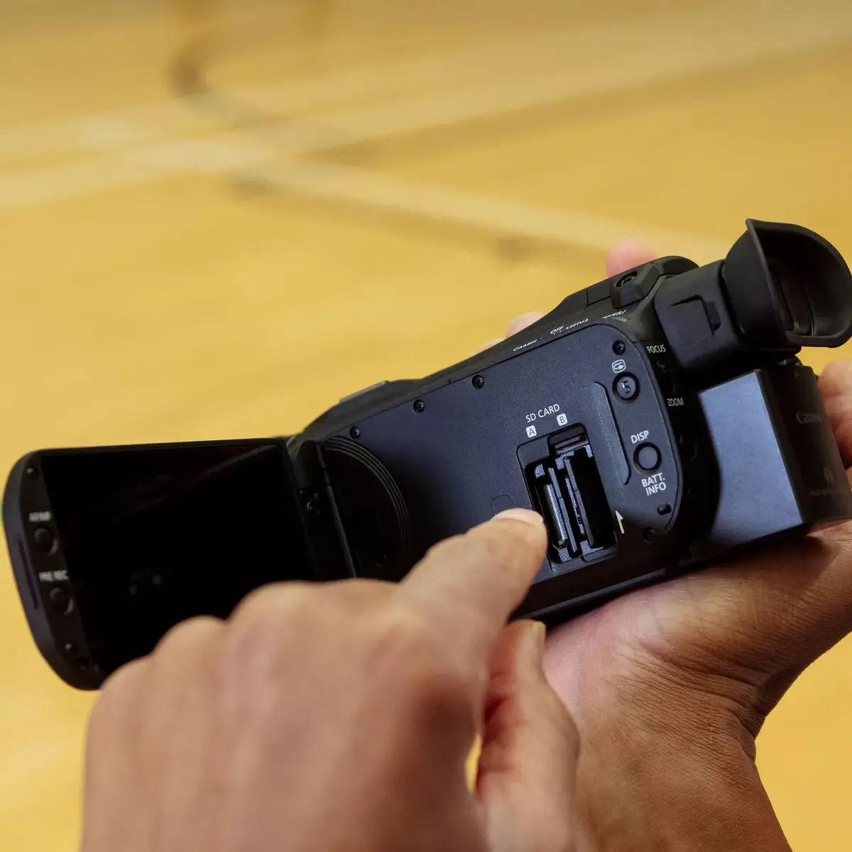 Ручная видеокамера Canon LEGRIA HF G70 Photo 10