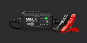 Зарядное устройство NOCO GENIUS5 5A для 6V/12V — 75 Вт, 5 А, 100–240 В, AGM/Gel/Li‑Ion, обслуживание и десульфатация