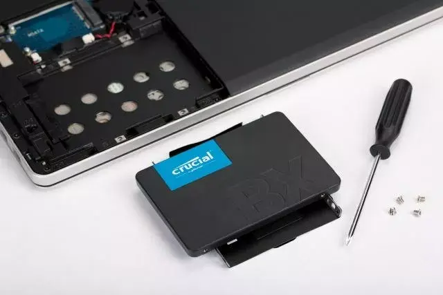 CRUCIAL CT240BX500SSD1 649528787323 Photo 10