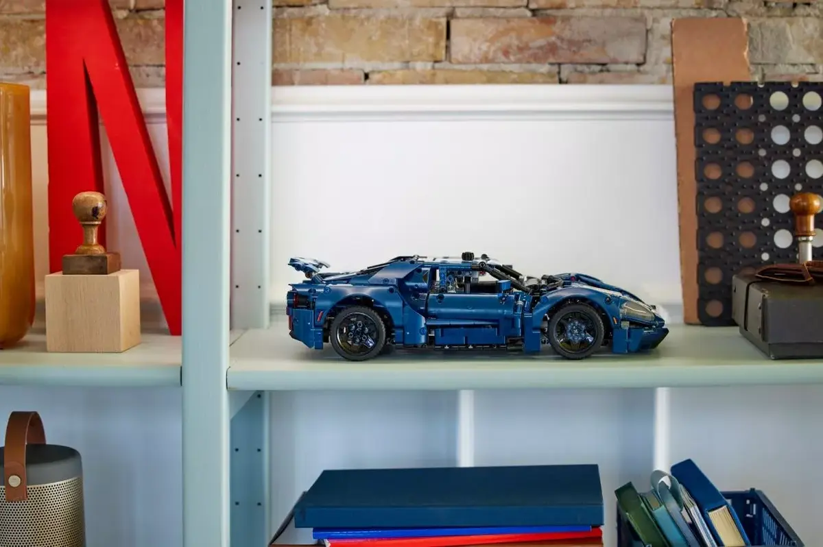 LEGO Technic Ford GT 2022 model 42154 Photo 19