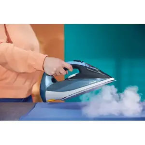 Up to 250 g steam boost blasts stubborn creases
