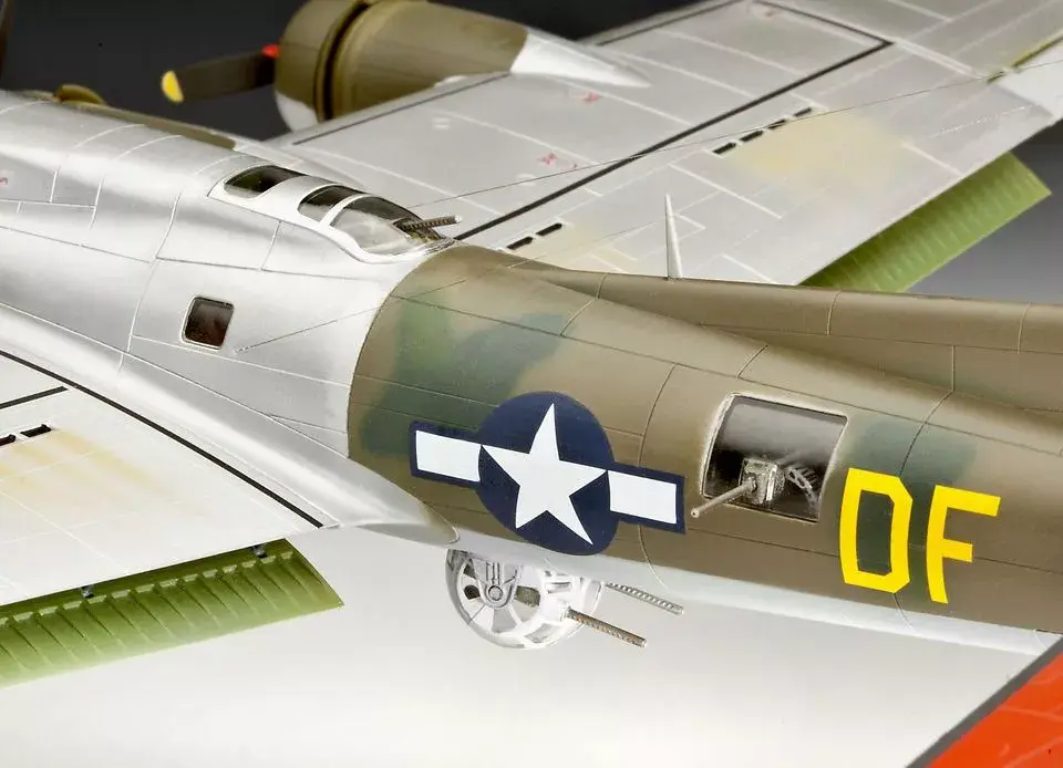 REVELL B-17G Flying Fortress model kit 1:72 Photo 2