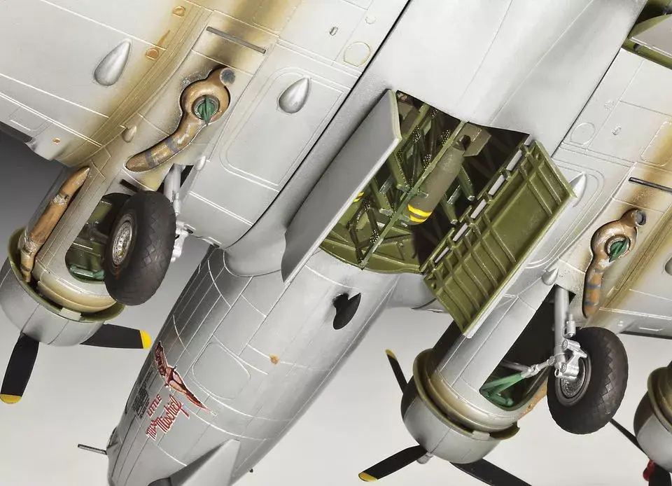 REVELL B-17G Flying Fortress model kit 1:72 Photo 5