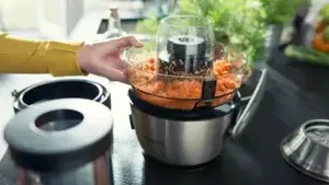 Мякоть собирается в специальный контейнер